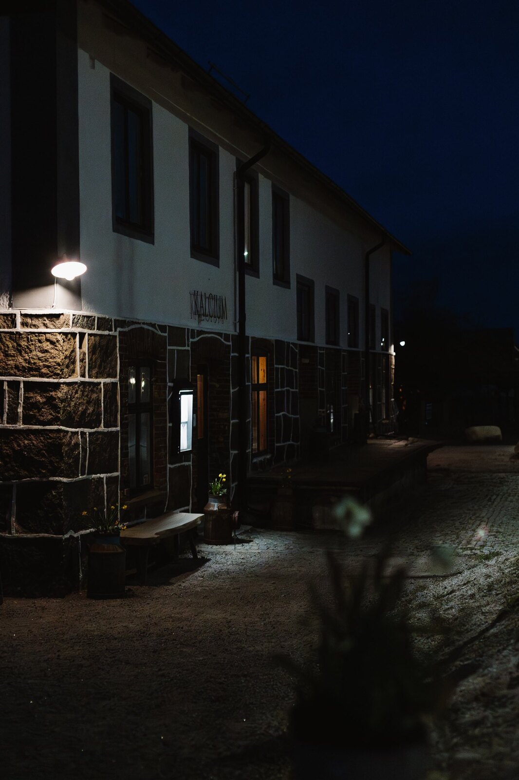 Kalciums mejeribyggnad en mörk vinterkväll